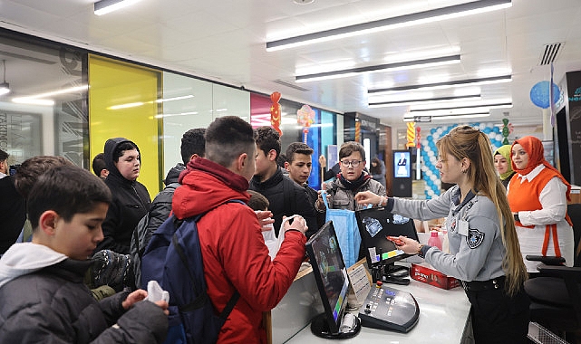 selcuklu belediye baskani ahmet pekyatirmaci belediye hizmet binasina gelen cocuklara sivlilik dagitti 0