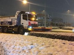 Büyükşehir’in kar mesaisi canla başla sürüyor; Kocaeli’de yollar açık, ulaşımda aksama yok