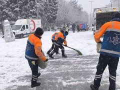 İstanbul’un Ana Arterlerde Kar Küreme ve Tuzlama Çalışmaları Sürüyor