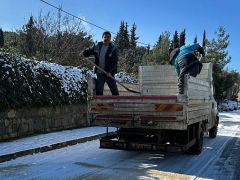 Nilüfer’de yolların açılması için ekipler seferber oldu