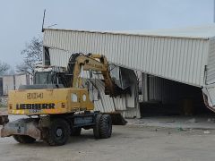 Tarım arazisi üzerindeki kaçak depo yıkıldı