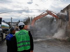 Yenişehir Belediyesi metruk binaları yıkmaya devam ediyor