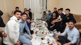 Başkan Rasim Arı, Öğrenci Evinde Sahur Yaptı