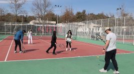 Büyükşehir Belediyesi’nden ücretsiz tenis eğitimi